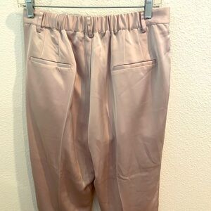 Beautiful dress pants in beige, elastic waisr, pleats and pockets.